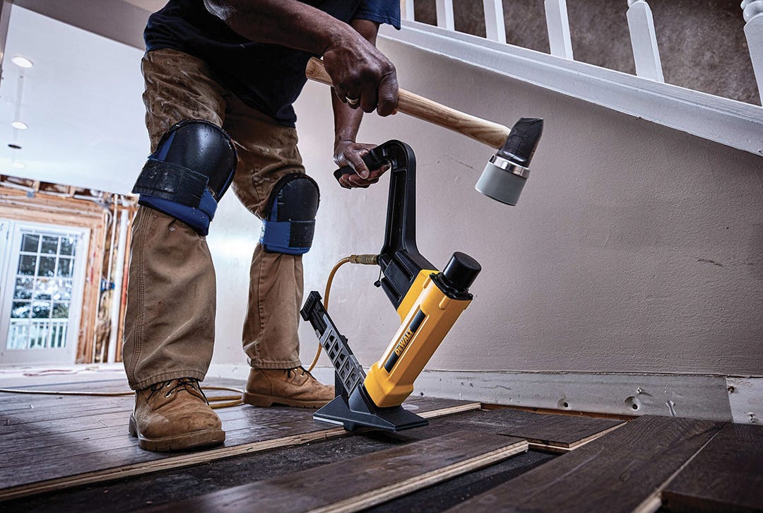 DEWALT Flooring nailer / stapler 1/2 in to 3/4 in flooring