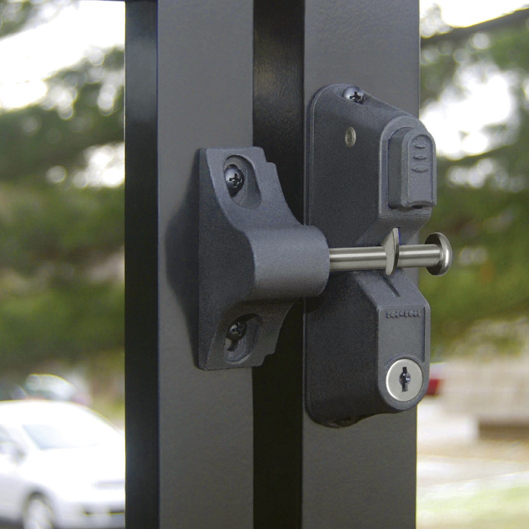 Locking gravity latch with one-sided key entry