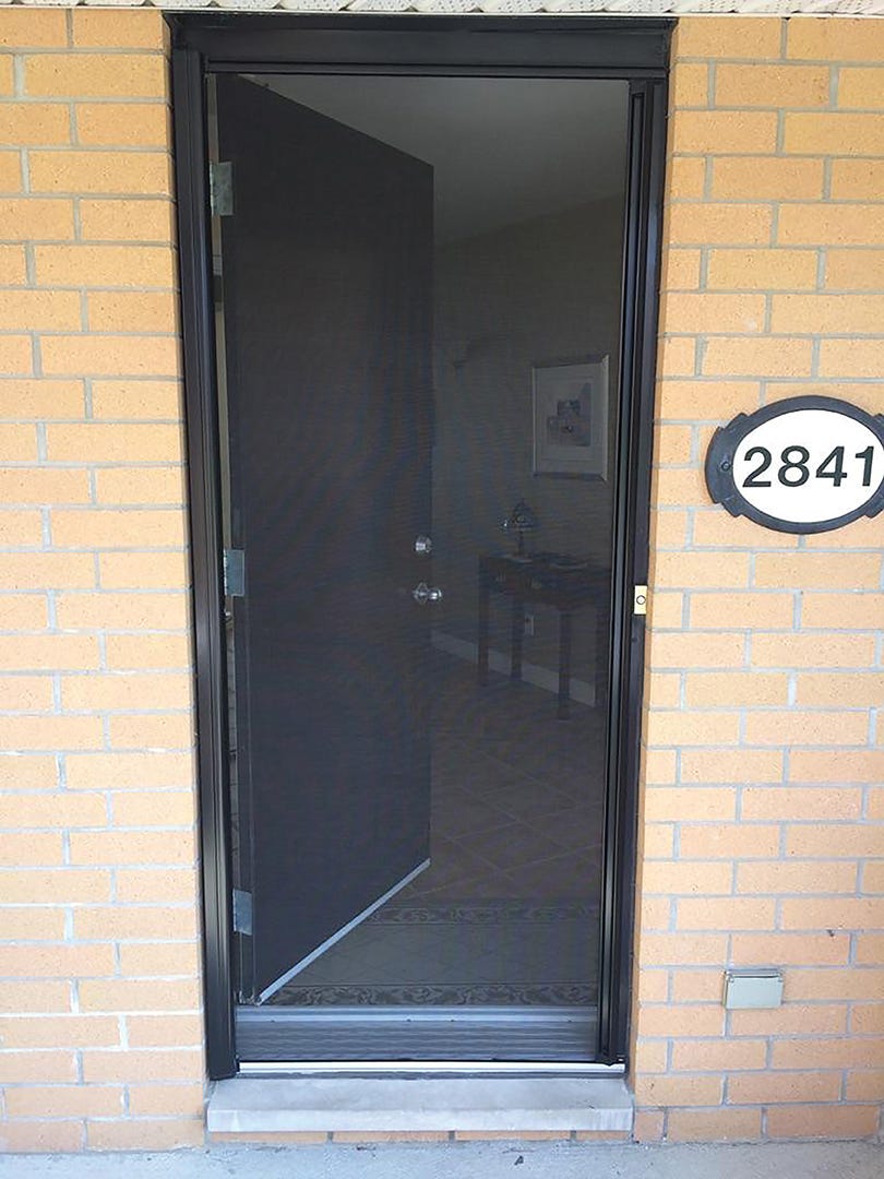 Retractable screen single door