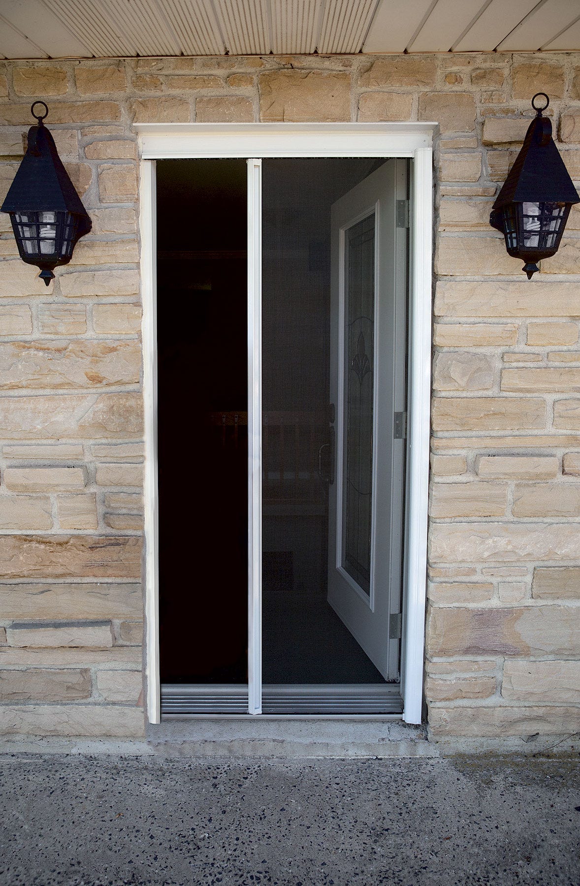 Screen door retractable