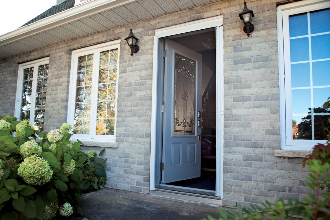 Screen door retractable