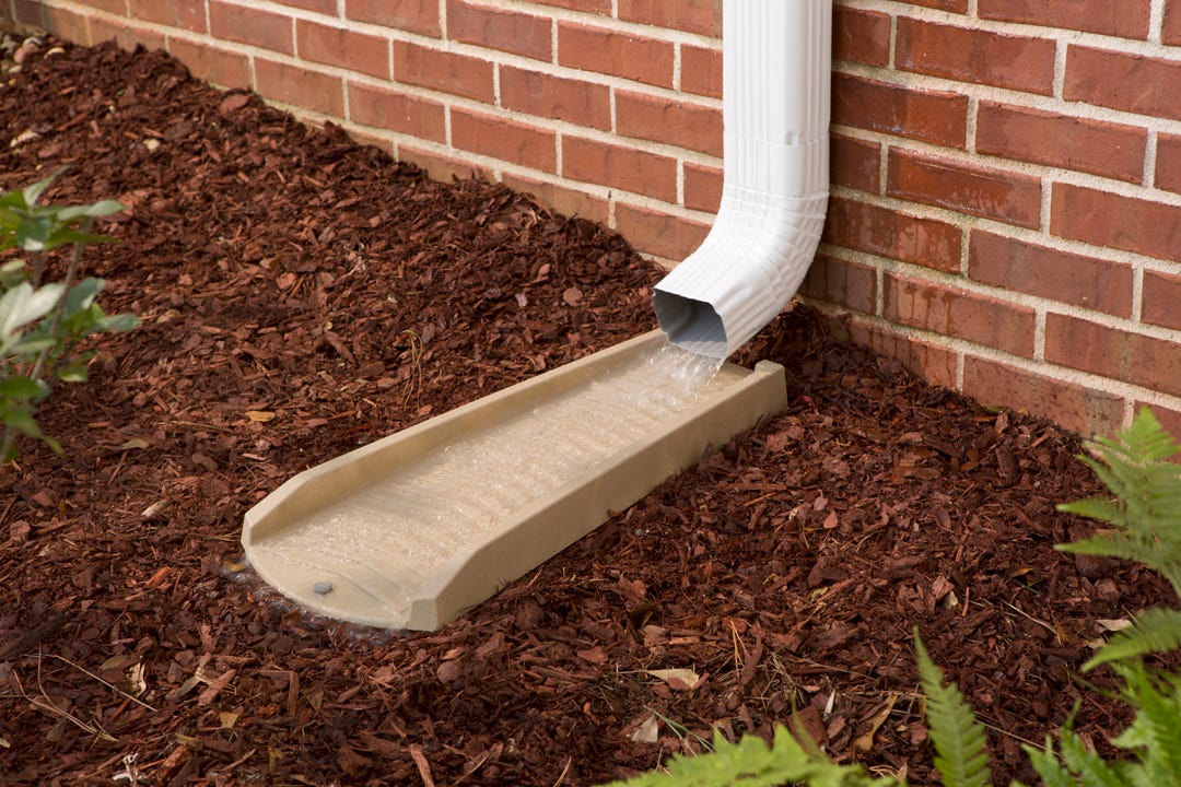 Splash block for water drainage