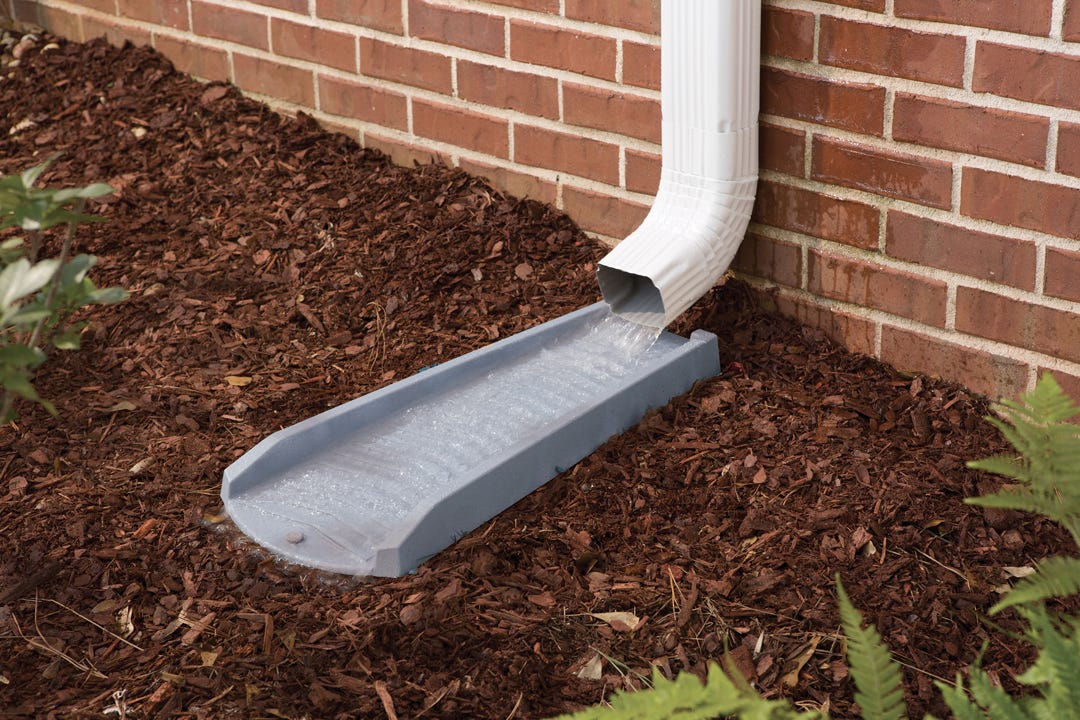 Splash block for water drainage