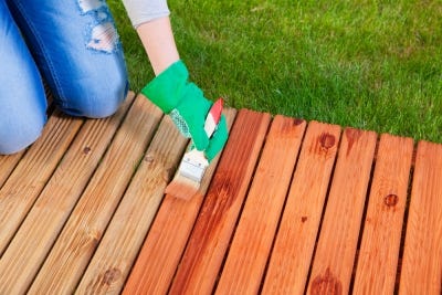 Teindre ou peindre une terrasse en bois : le choix du produit